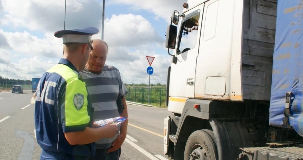 СОТРУДНИКИ НОВГОРОДСКОЙ ГОСАВТОИНСПЕКЦИИ ПРОКОНТРОЛИРУЮТ СОБЛЮДЕНИЕ ВОДИТЕЛЯМИ ПРАВИЛ ЭКСПЛУАТАЦИИ ГРУЗОВЫХ ТРАНСПОРТНЫХ СРЕДСТВ.