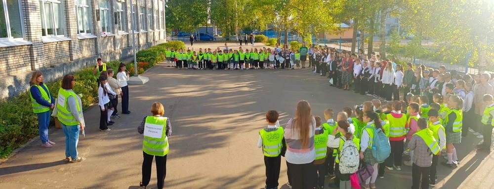 В ЕДИНЫЙ ДЕНЬ БЕЗОПАСНОСТИ ДОРОЖНОГО ДВИЖЕНИЯ СОТРУДНИКИ ГОСАВТОИНСПЕКЦИИ ВАЛДАЙСКОГО РАЙОНА ВРУЧИЛИ ОБУЧАЮЩИМСЯ ШКОЛ №1 И №2 ПОЛЕЗНЫЕ ПОДАРКИ, КОТОРЫЕ ПОМОГУТ ИМ НАХОДИТЬСЯ В БЕЗОПАСНОСТИ ПРИ УЧАСТИИ В ДОРОЖНОМ ДВИЖЕНИИ.