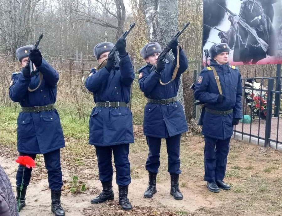 ЦЕРЕМОНИЯ ЗАХОРОНЕНИЯ ОСТАНКОВ СОВЕТСКИХ ВОИНОВ.